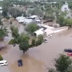 As autoridades intensificaram alertas para que populações próximas a rios e córregos no Texas busquem regiões elevadas, diante do risco de novas enchentes | Foto: Reprodução/TV Globo