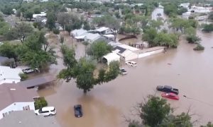 As autoridades intensificaram alertas para que populações próximas a rios e córregos no Texas busquem regiões elevadas, diante do risco de novas enchentes | Foto: Reprodução/TV Globo