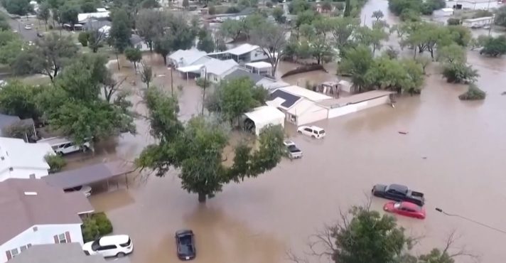 As autoridades intensificaram alertas para que populações próximas a rios e córregos no Texas busquem regiões elevadas, diante do risco de novas enchentes | Foto: Reprodução/TV Globo