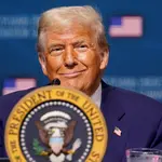 O presidente dos EUA, Donald Trump, participa da Cúpula de Energia e Inovação da Pensilvânia, na Universidade Carnegie Mellon, em Pittsburgh, Pensilvânia, EUA – 15/72025 | Foto: Nathan Howard/Reuters