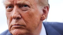 O presidente dos EUA, Donald Trump, conversa com repórteres no gramado sul da Casa Branca, em Washington, DC - 15/7/2025 | Foto: Jonathan Ernst/Reuters Estados Unidos