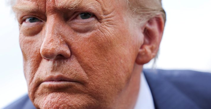 O presidente dos EUA, Donald Trump, conversa com repórteres no gramado sul da Casa Branca, em Washington, DC - 15/7/2025 | Foto: Jonathan Ernst/Reuters Estados Unidos