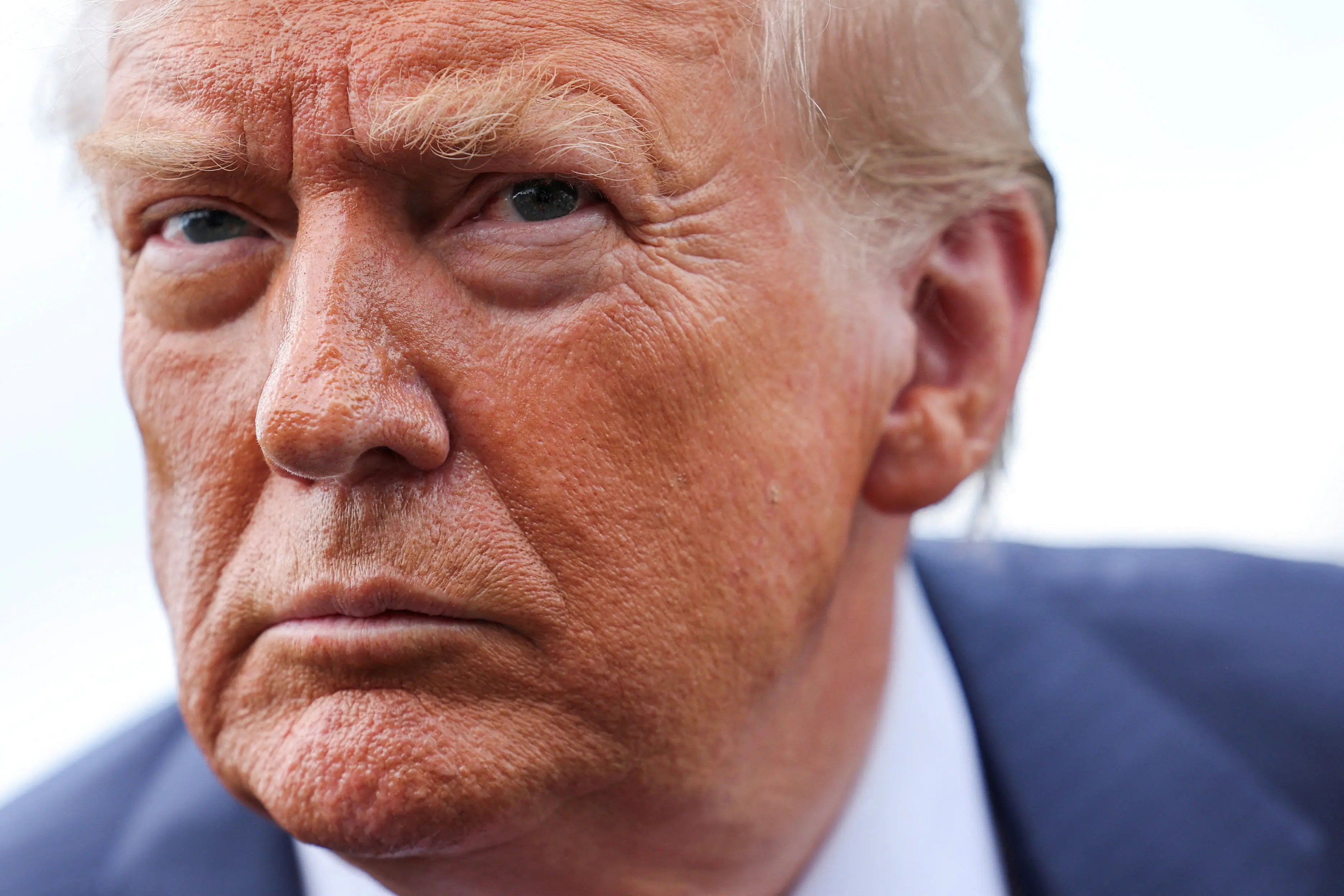 O presidente dos EUA, Donald Trump, conversa com repórteres no gramado sul da Casa Branca, em Washington, DC - 15/7/2025 | Foto: Jonathan Ernst/Reuters