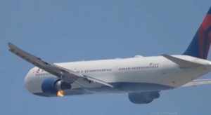 Turbina esquerda do avião da Delta em chamas: pânico a bordo e pouso em segurança | Foto: Reprodução/Twitter/X