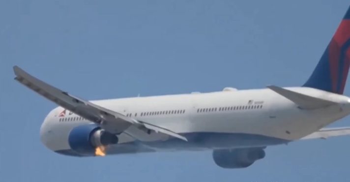 Turbina esquerda do avião da Delta em chamas: pânico a bordo e pouso em segurança | Foto: Reprodução/Twitter/X