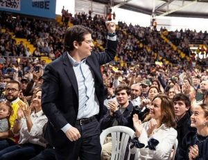 Miguel Uribe, dias antes de sofrer um atentado à bala: cinco semanas depois, recuperação na UTI | Foto: Reprodução/Twitter/X