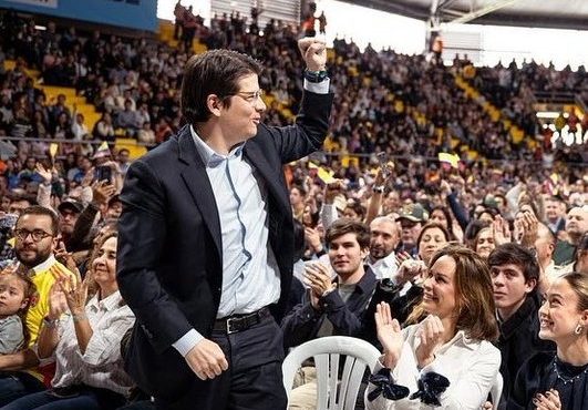 Miguel Uribe, dias antes de sofrer um atentado à bala: cinco semanas depois, recuperação na UTI | Foto: Reprodução/Twitter/X