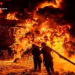 Bombeiros trabalham para apagar um incêndio, depois de um ataque da Rússia a Kharviv, na Ucrânia - 5/7/2025 | Foto: Divulgação/Serviço de Emergência da Ucrânia