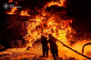 Bombeiros trabalham para apagar um incêndio, depois de um ataque da Rússia a Kharviv, na Ucrânia - 5/7/2025 | Foto: Divulgação/Serviço de Emergência da Ucrânia