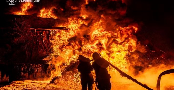 Bombeiros trabalham para apagar um incêndio, depois de um ataque da Rússia a Kharviv, na Ucrânia - 5/7/2025 | Foto: Divulgação/Serviço de Emergência da Ucrânia