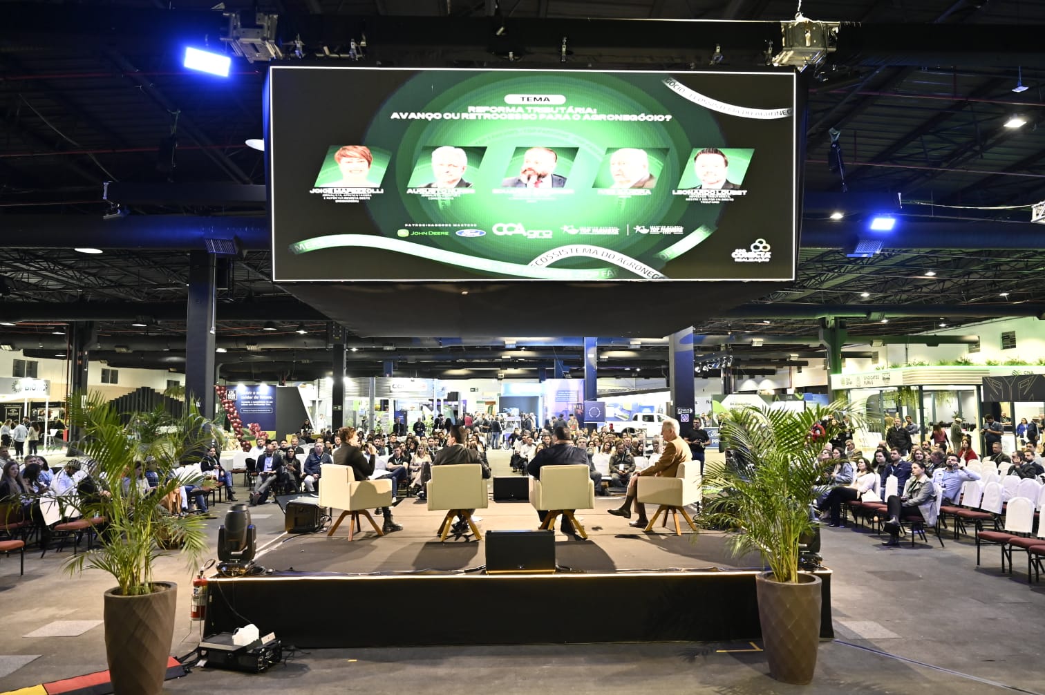 O encontro, que integrou a programação do Top Farmers, teve a participação do jurista Ives Gandra, do jornalista Augusto Nunes, do doutor em Direito Tributário Leonardo Loubet (SRB) e do advogado tributarista Eduardo Berbigier, com mediação da jornalista Joice Mafezzolli | Foto: Divulgação/Oeste