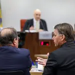 Jair Bolsonaro conversa com advogado diante de Alexandre de Moraes em interrogatório no STF | Foto: Gustavo Moreno/STF