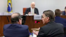 Jair Bolsonaro conversa com advogado diante de Alexandre de Moraes em interrogatório no STF | Foto: Gustavo Moreno/STF