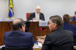 Jair Bolsonaro conversa com advogado diante de Alexandre de Moraes em interrogatório no STF | Foto: Gustavo Moreno/STF