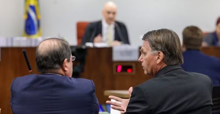 Jair Bolsonaro conversa com advogado diante de Alexandre de Moraes em interrogatório no STF | Foto: Gustavo Moreno/STF