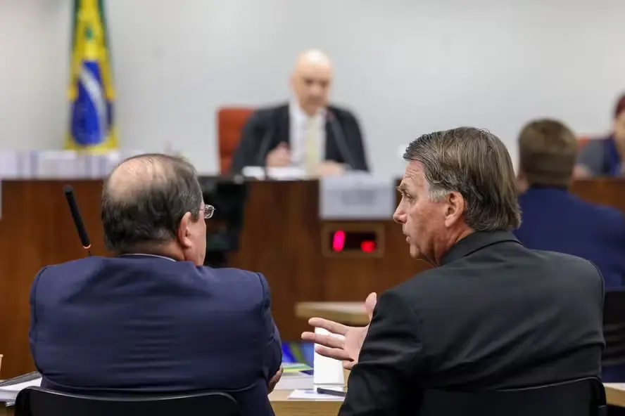 Jair Bolsonaro conversa com advogado diante de Alexandre de Moraes em interrogatório no STF | Foto: Gustavo Moreno/STF