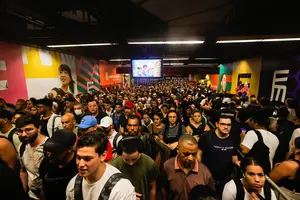 Movimentação intensa de passageiros na transferência da CPTM para o Metrô na Estação da Luz, em São Paulo, em alusão à matéria sobre a percepção da população sobre ricos e pobres