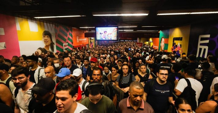 Movimentação intensa de passageiros na transferência da CPTM para o Metrô na Estação da Luz, em São Paulo, em alusão à matéria sobre a percepção da população sobre ricos e pobres