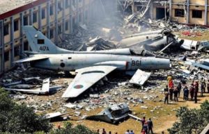 Avião cai em faculdade de Bangladesh, deixando 19 mortos e mais de 50 feridos