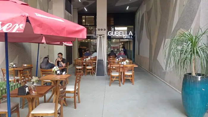 clientes almocam no gubella grill depois de princípio de incêndio