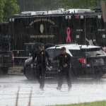 Policiais atuam em Ruidoso, cidade atingida por enchentes | Foto: Courtney Hill/KRWG