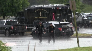 Policiais atuam em Ruidoso, cidade atingida por enchentes | Foto: Courtney Hill/KRWG