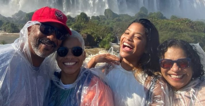 Juliana Marins e família; negligência é uma das razões da possível denúncia | Foto: Reprodução/Redes sociais
