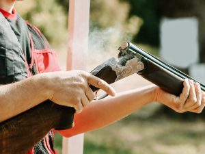 De acordo com a proposta apresentada no Senado, o uso de força letal será considerado legítimo para reagir a invasões, seja em domicílios próprios ou de terceiros | Foto: Freepic-diller/Freepik