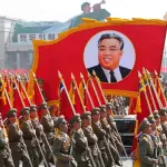 Para militar com a foto de Kim Il-sung, o presidente eterno da Coreia do Norte | Foto: Reprodução/Governo da Coreia do Norte
