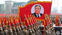 Para militar com a foto de Kim Il-sung, o presidente eterno da Coreia do Norte | Foto: Reprodução/Governo da Coreia do Norte