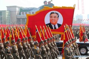 Para militar com a foto de Kim Il-sung, o presidente eterno da Coreia do Norte | Foto: Reprodução/Governo da Coreia do Norte