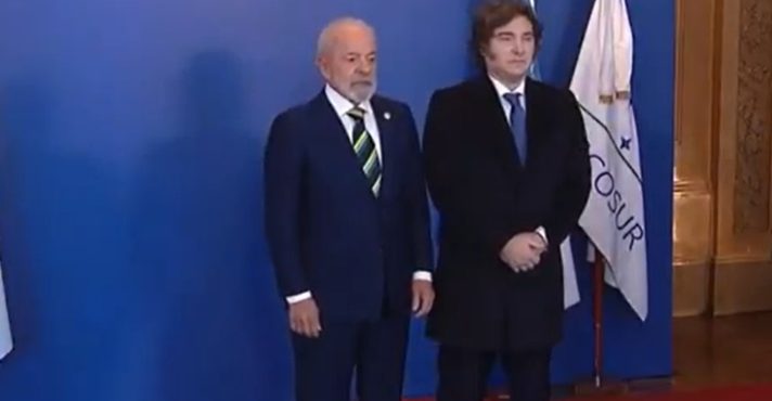 Lula e Milei na cúpula do Mercosul em Buenos Aires | Foto: Reprodução/Redes sociais