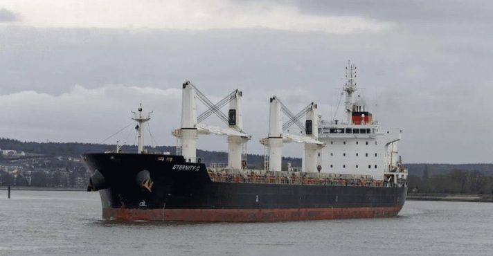 Navio grego Eternity C, que afundou no Mar Vermelho nesta quarta-feira, 9 de julho | Foto: Reprodução/Redes sociais