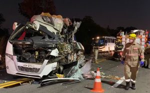 Acidente entre ônibus de estudantes e carreta na BR-153, em Porangatu | Foto: Foto: Divulgação/Corpo de Bombeiros