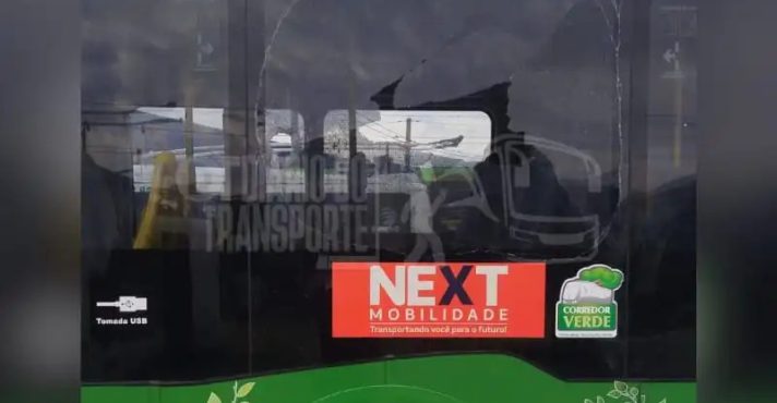 Um dos ônibus vandalizados durante as ações criminosas recentes | Foto: Reprodução/Diário do Transporte