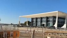 Praça dos Três Poderes, onde fica o STF, amanheceu cercada por grades neste sábado, 26 | Foto: Reprodução/CNN