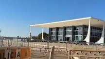 Praça dos Três Poderes, onde fica o STF, amanheceu cercada por grades neste sábado, 26 | Foto: Reprodução/CNN