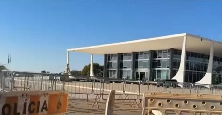 Praça dos Três Poderes, onde fica o STF, amanheceu cercada por grades neste sábado, 26 | Foto: Reprodução/CNN