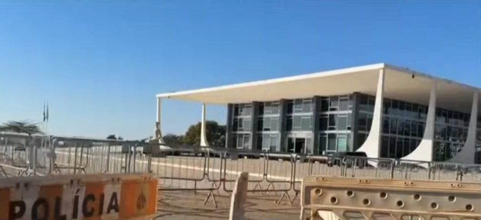Praça dos Três Poderes, onde fica o STF, amanheceu cercada por grades neste sábado, 26 | Foto: Reprodução/CNN