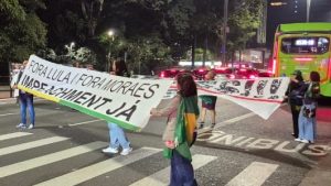 protesto na avenida paulista - buzinaco e fora lula e moraes