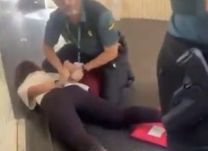 Adolescentes judeus são retirados de avião na Espanha; Israel acusa companhia de antissemitismo