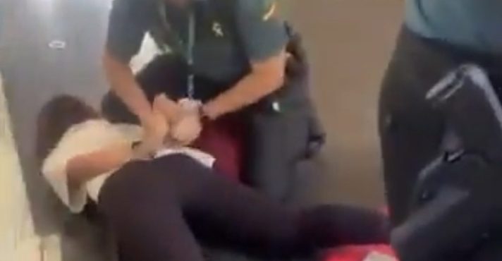 Adolescentes judeus são retirados de avião na Espanha; Israel acusa companhia de antissemitismo