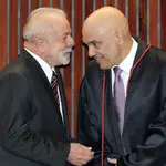 O presidente Luiz Inácio Lula da Silva e o presidente do TSE, Alexandre de Moraes, durante a cerimônia de diplomação na sede do TSE | Foto: Fabio Rodrigues-Pozzebom/Agência Brasil