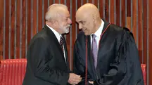 O presidente Luiz Inácio Lula da Silva e o presidente do TSE, Alexandre de Moraes, durante a cerimônia de diplomação na sede do TSE | Foto: Fabio Rodrigues-Pozzebom/Agência Brasil