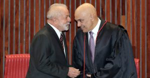 O presidente Luiz Inácio Lula da Silva e o presidente do TSE, Alexandre de Moraes, durante a cerimônia de diplomação na sede do TSE | Foto: Fabio Rodrigues-Pozzebom/Agência Brasil
