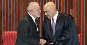 O presidente Luiz Inácio Lula da Silva e o presidente do TSE, Alexandre de Moraes, durante a cerimônia de diplomação na sede do TSE | Foto: Fabio Rodrigues-Pozzebom/Agência Brasil