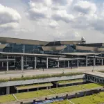 Fachada de uma entrada do Aeroporto Internacional de São Paulo-Guarulhos; setor aéreo sente impactos no Brasil