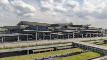 Fachada de uma entrada do Aeroporto Internacional de São Paulo-Guarulhos; setor aéreo sente impactos no Brasil