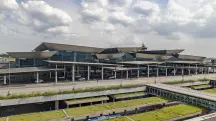 Fachada de uma entrada do Aeroporto Internacional de São Paulo-Guarulhos; setor aéreo sente impactos no Brasil
