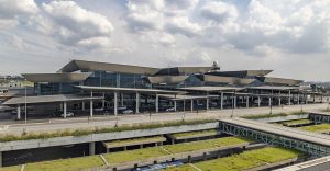 Fachada de uma entrada do Aeroporto Internacional de São Paulo-Guarulhos; setor aéreo sente impactos no Brasil